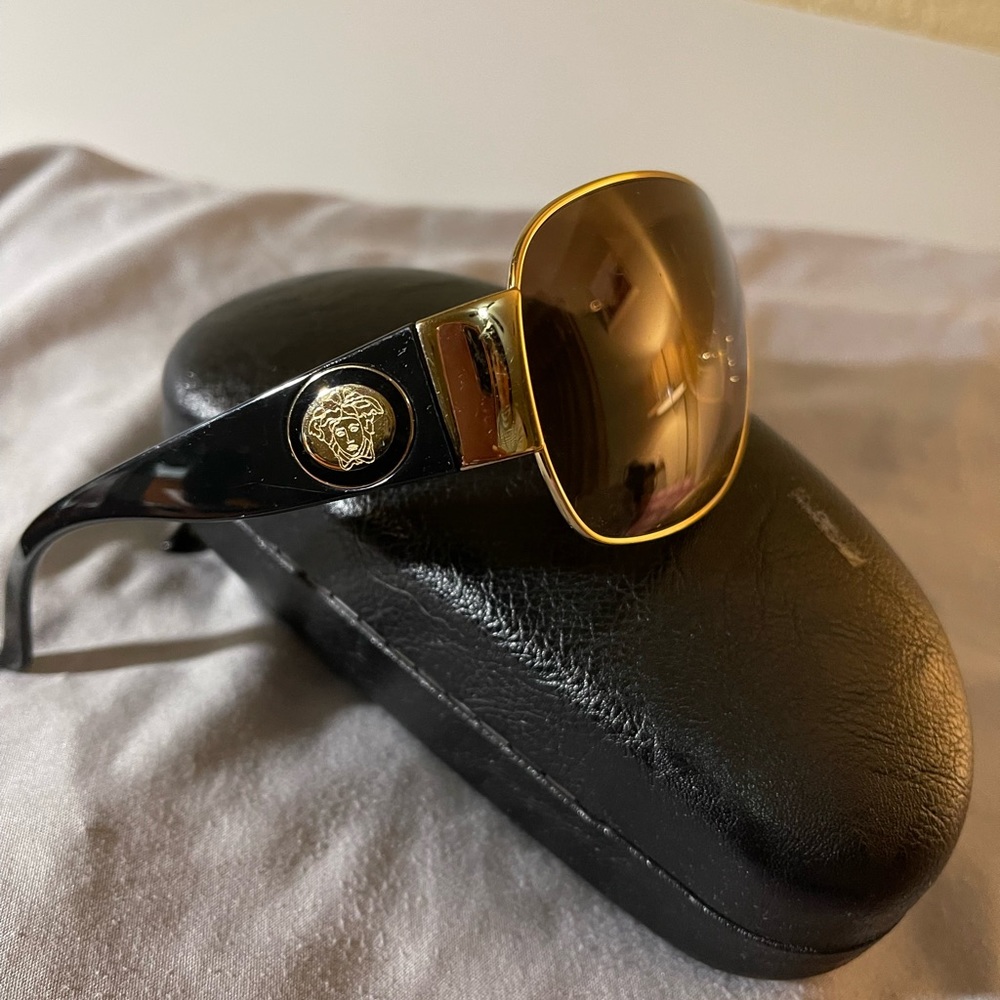 Authentic Versace Sunglasses. Minor scrats the lens still very good condition.